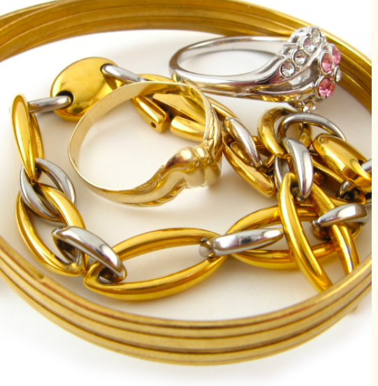Bijoux et chaînes en or présentés par SC GOLD